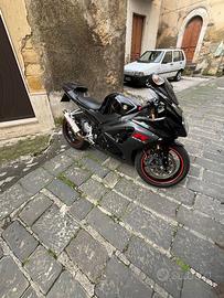 Suzuki GSX-R1000 K8 – Potenza Brutale, Emozionante