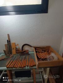 Attrezzi ( sgubbie) per scoprire il legno 