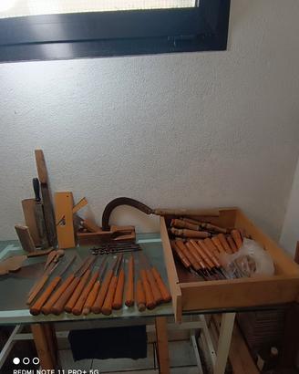 Attrezzi ( sgubbie) per scoprire il legno 