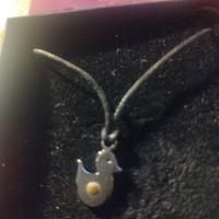 collana in caucciù con ciondolo