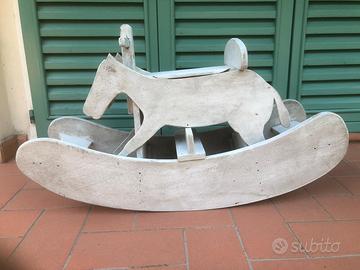 Cavallo a dondolo in legno