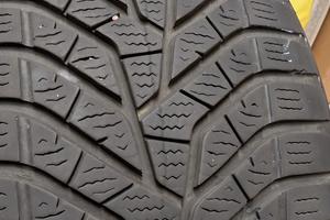 Gomme Yokohama BluEarth Winter 225 40 R 18