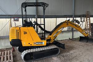 Escavatore jcb 24 qli