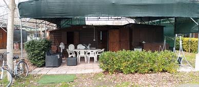 Roulotte con casetta in legno in campeggio 