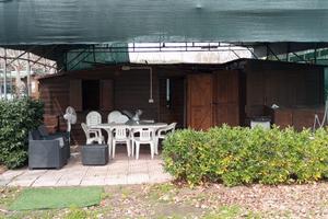 Roulotte con casetta in legno in campeggio 