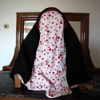 Cappetta nera del costume sardo di Osilo