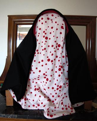 Cappetta nera del costume sardo di Osilo