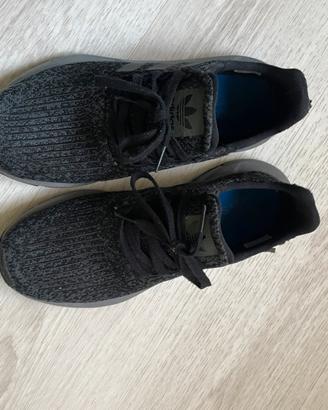 Adidas nere