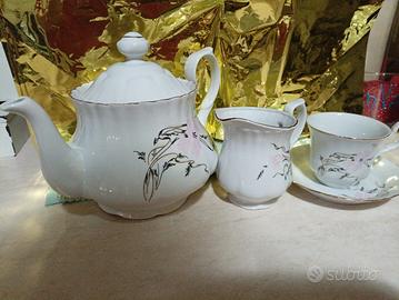 tazzine con caffettiera e lattiera