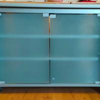 Mobile contenitore con sportelli e rotelle 