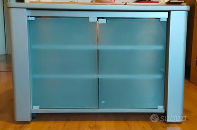 Mobile contenitore con sportelli e rotelle 