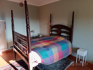 Letto a baldacchino indonesiano