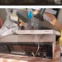 Radio vecchie e giradischi in vinile
