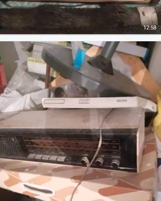 Radio vecchie e giradischi in vinile