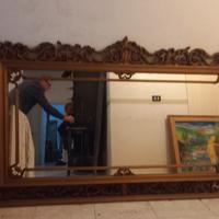 Specchio con cornice in legno.