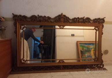 Specchio con cornice in legno.
