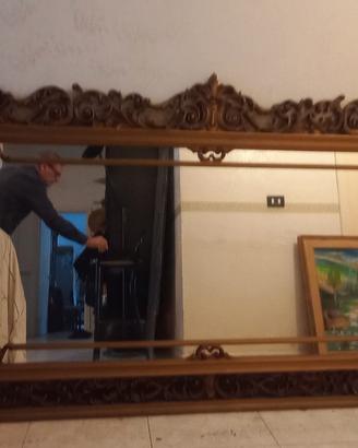 Specchio con cornice in legno.