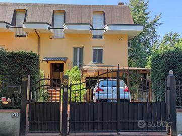 VILLA A SCHIERA A CARPI