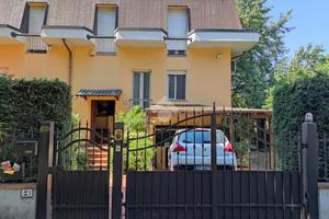 VILLA A SCHIERA A CARPI