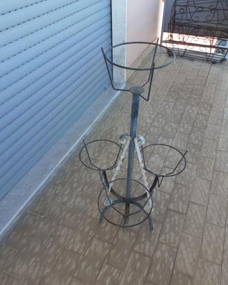 Portavasi verticale in ferro battuto