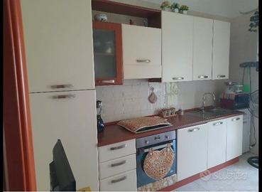 cucina e tavolo con 4 sedie