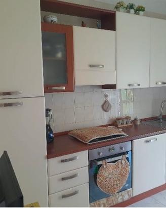 cucina e tavolo con 4 sedie