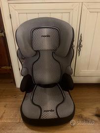 Seggiolino auto grigio