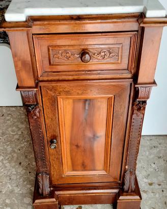 comodino antico in legno 