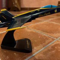Modello Aereo F/A- 18 Hornet “Blue Angels” (1:48)