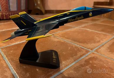 Modello Aereo F/A- 18 Hornet “Blue Angels” (1:48)