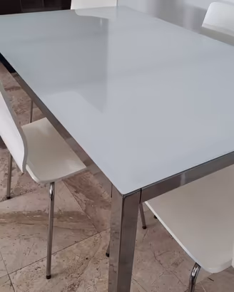Tavolo in vetro satinato bianco/acciaio e 4 sedie