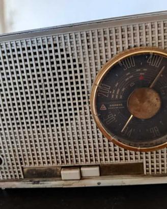 Proiettore e radio d’epoca da collezionisti