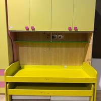 Cameretta a ponte verde rosa con due letti