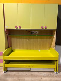 Cameretta a ponte verde rosa con due letti