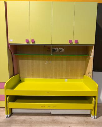 Cameretta a ponte verde rosa con due letti