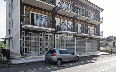 Inverigo - Ampia soluzione residenziale/commercial