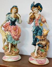 Coppia di statue in porcellana di Capodimonte.