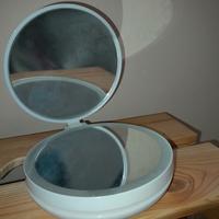 specchio da viaggio doppia lente con luce.