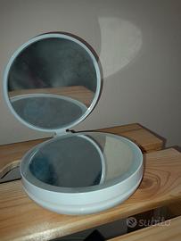 specchio da viaggio doppia lente con luce.