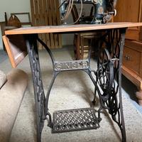 Macchina da cucire d'epoca Singer base in ghisa