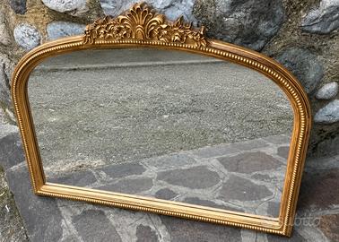 Elegante specchio con cornice dorata stile barocco