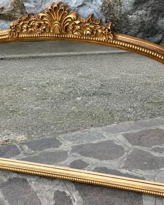 Elegante specchio con cornice dorata stile barocco