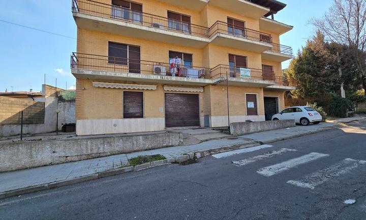 Mamoiada-Locale commerciale e box auto