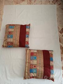 Coppia di cuscini bordeaux marrone oro dettagli 