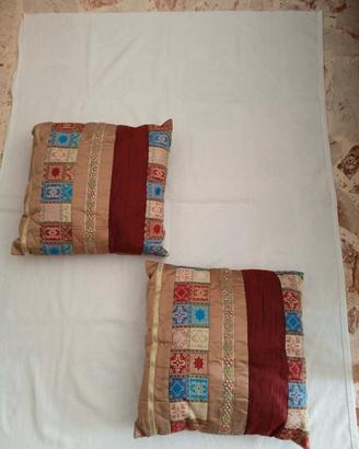 Coppia di cuscini bordeaux marrone oro dettagli 