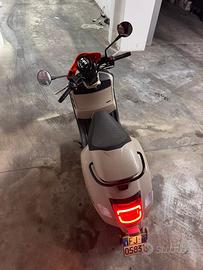 VESPA NEW GTS 300 HPE SUPER SPORT