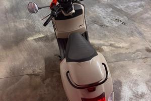 VESPA NEW GTS 300 HPE SUPER SPORT