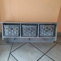 Appendiabiti a muro con ganci e cestini