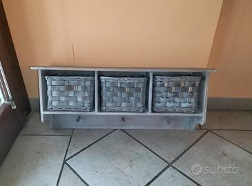 Appendiabiti a muro con ganci e cestini