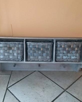 Appendiabiti a muro con ganci e cestini